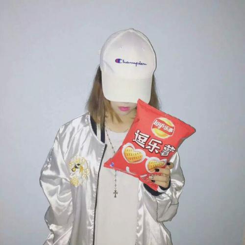 头像背影戴帽子女生图片_情侣头像戴帽子背影_头像背影帽子情侣戴什么好看