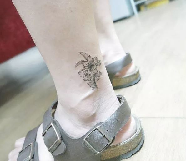 纹脚踝疼吗_脚踝部位纹身图案大全_脚踝处纹身什么意思