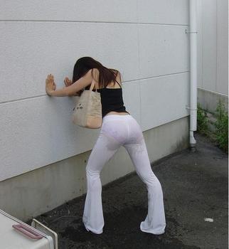 美女尴尬一刻:公开场合尿失控! 美女尴尬一刻:公开场合尿失控!