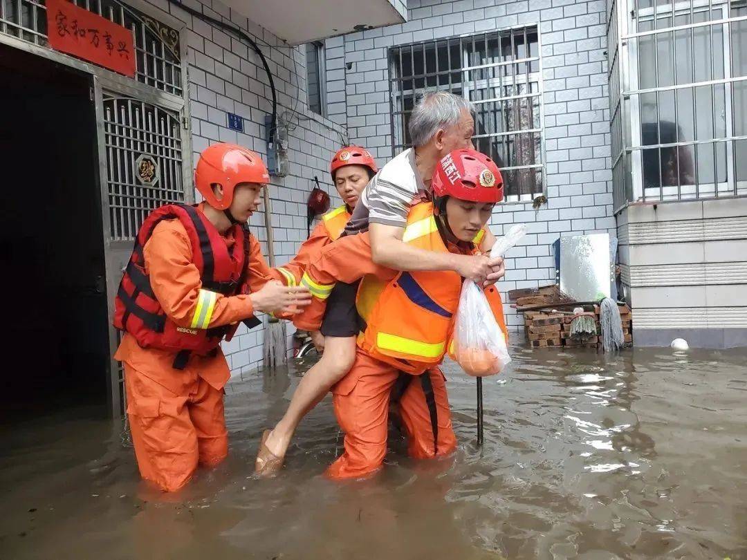 遭遇洪水袭击来不及撤离时_洪水来临组织撤离_洪水撤离