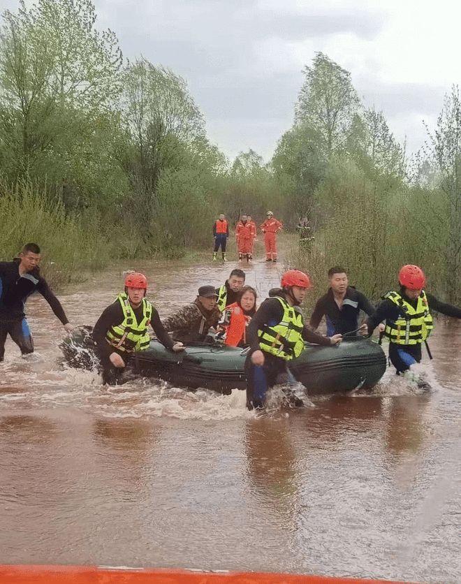 洪水撤离_洪水来临组织撤离_遭遇洪水袭击来不及撤离时