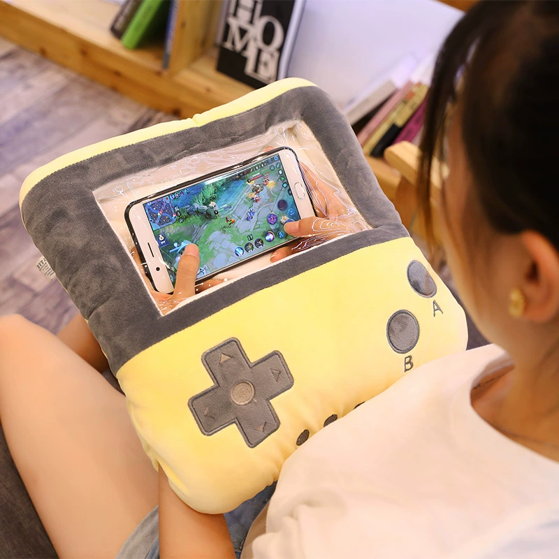 女生用手机来打游戏_女生在打游戏_女生玩手机游戏