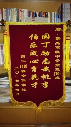 黑屏闪屏幕打手机游戏能玩吗_手机打游戏屏幕闪黑屏了_黑屏闪屏幕打手机游戏怎么回事