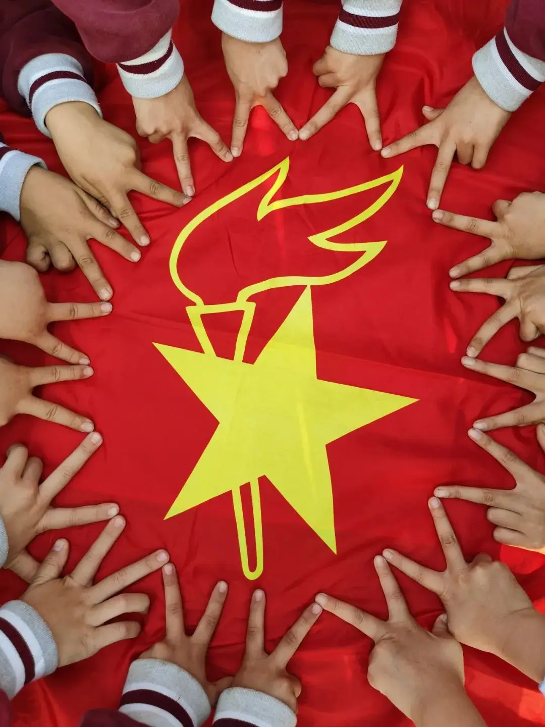 红领巾与王小明动画片_红领巾与王小明_小明戴上红领巾