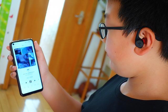手机戴耳机玩游戏声音小_耳机游戏声音小听歌声音大_手机带耳机玩游戏音量小