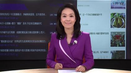 爸爸玩游戏女儿在旁边看手机_小女孩看爸爸玩游戏_女孩用爸爸手机玩游戏电影