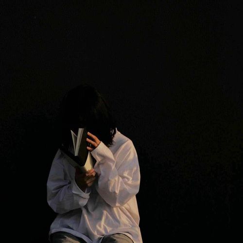 真人女生手机壁纸_女生打游戏手机图片真人_女生真人图片手机挡脸霸气