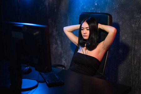 女生真人图片手机挡脸霸气_女生打游戏手机图片真人_真人女生手机壁纸
